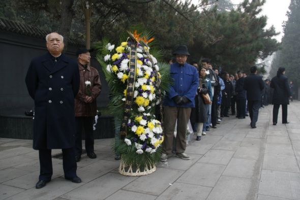 追悼會(huì)深情緬懷逝者，悼念之情深重